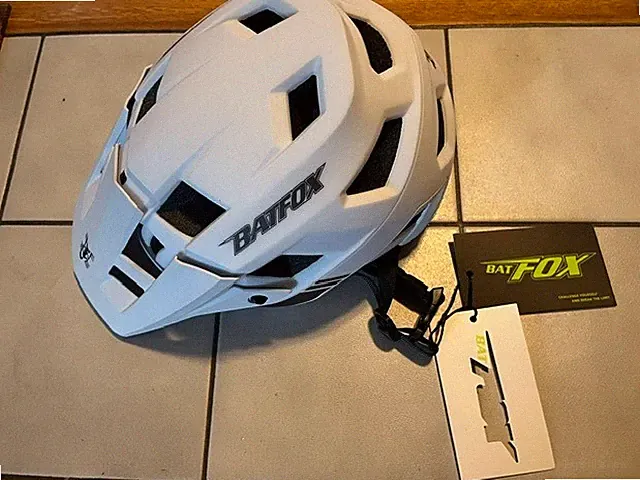 BATFOX LA303 Mountain Bike / BMX Bicycle Helmet + Visor - Adult Large white/gray