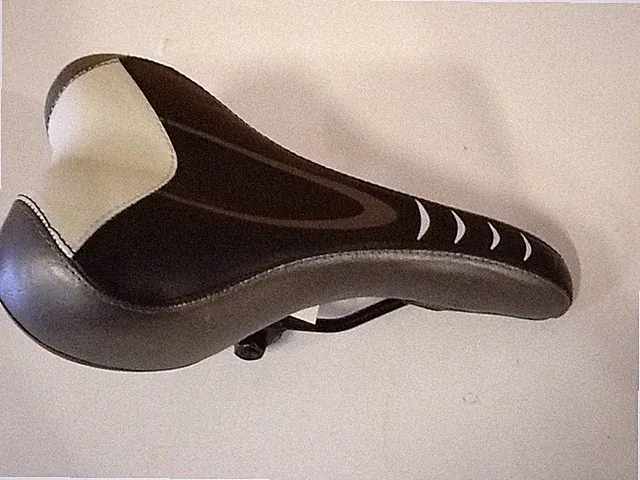 BLACK/WHITE/GREY BICYCLE SADDLE/SEAT PART 274-1