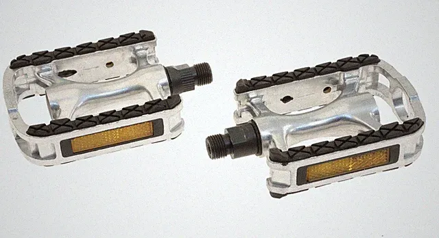 K124 Aluminum Platform Bike Pedals 9/16" Silver w/ Reflectors Grip NEW* NOS